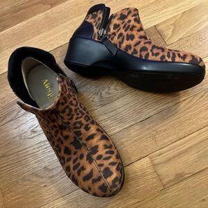 🐷 Alegria Double Zipper Leopard Bootie